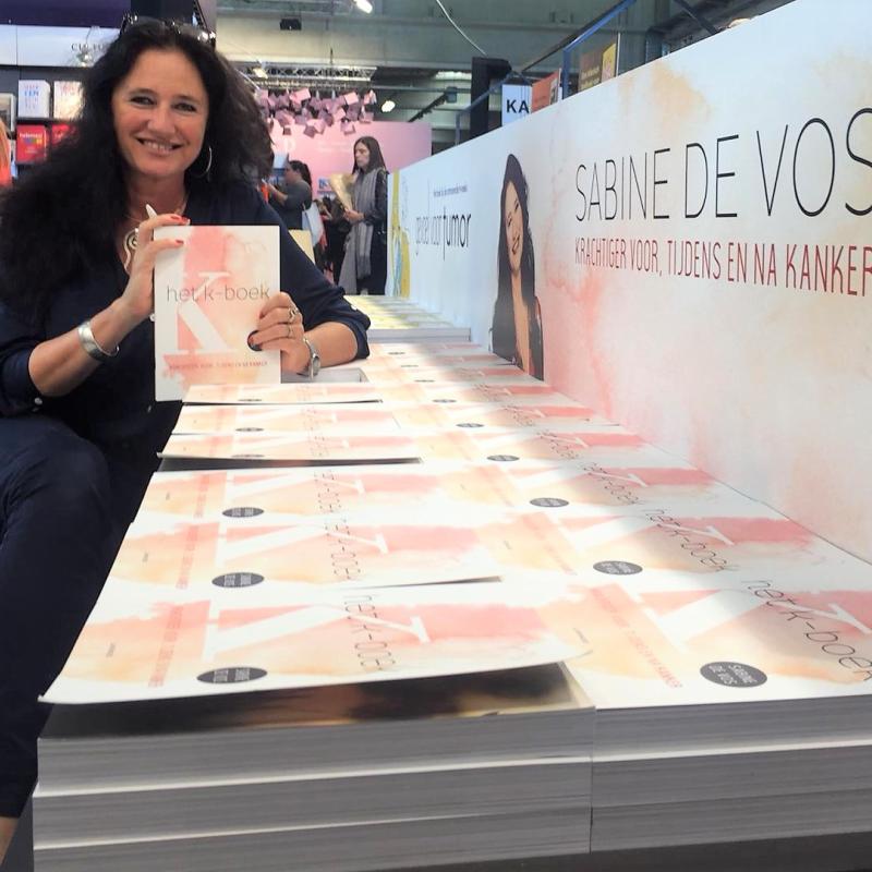 Sabine De Vos met boeken