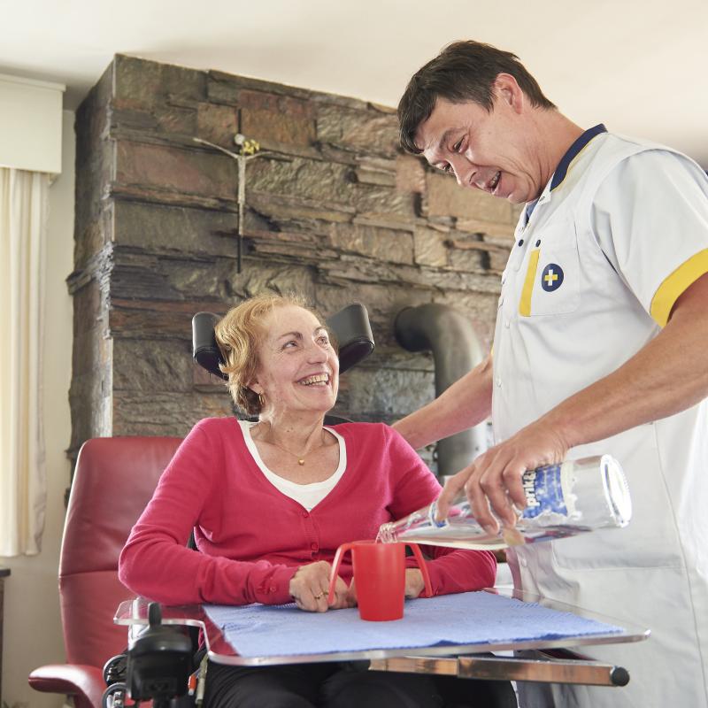 Patiënt met multile sclerose (MS) en verpleegkundige Wit-Gele Kruis
