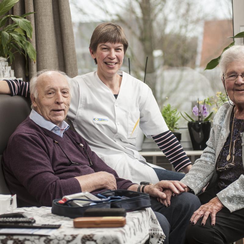 Thuisverpleegkundige Marleen samen met patiënten Jos en Solange