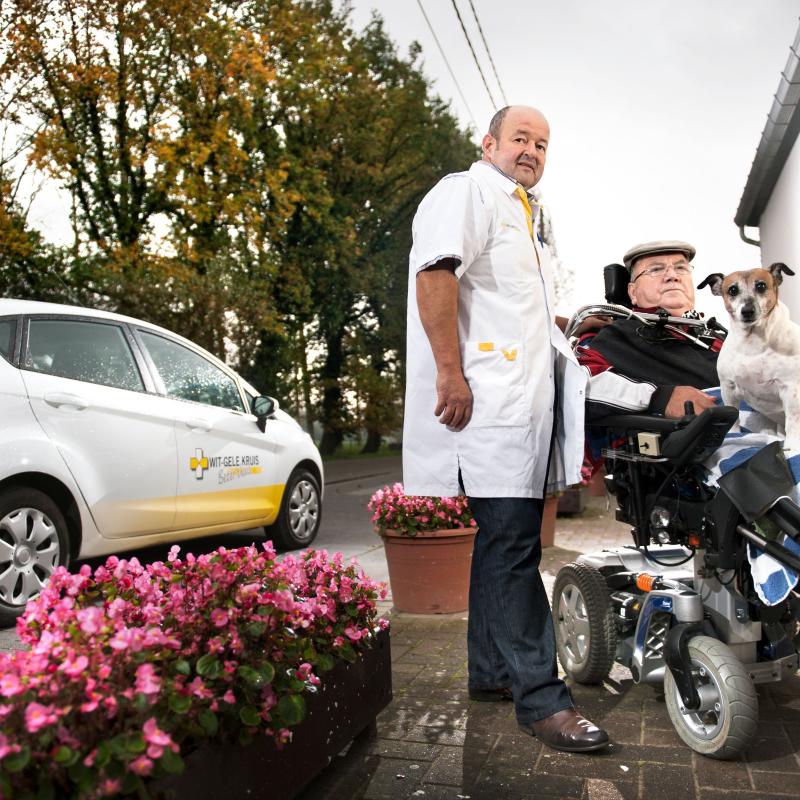 Verpleegkundige Rudi met patiënt Paul, trouwe viervoeter Mira en echtgenote Gilberte
