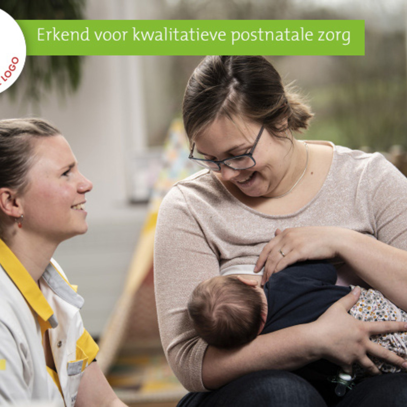 vroedvrouw met mama en baby