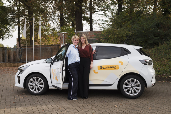 Verzorgende met nieuwe wagen