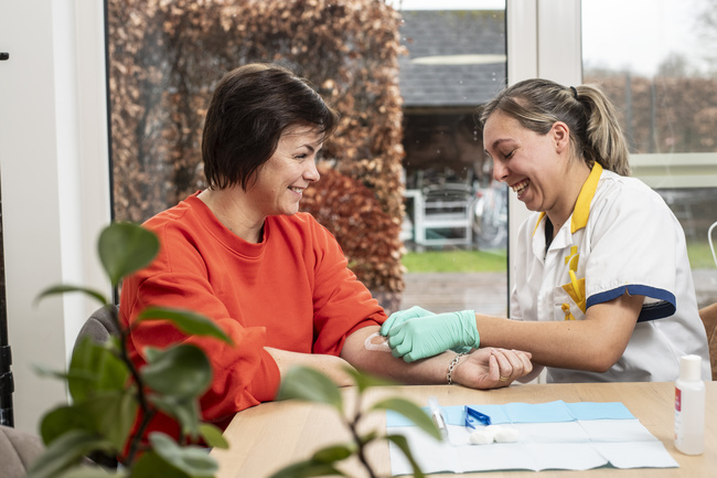 Patiënte Katrien en verpleegkundige Joni