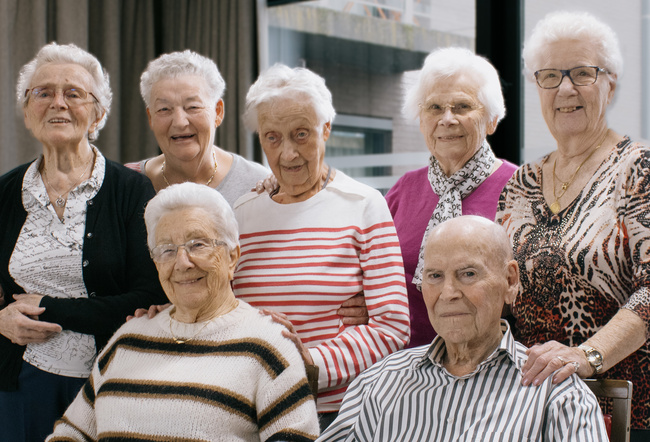 Foto Raymonde met andere bewoners van serviceflat