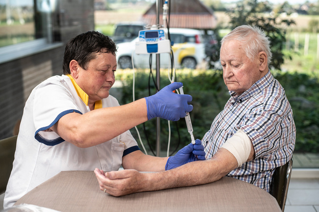 Foto verpleegkundige en patiënt met PICC-katheter
