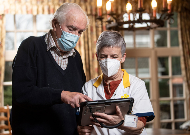 Dr. Santens en verpleegkundige Nadine