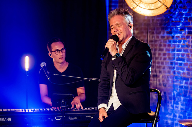 Foto zanger Christoff tijdens optreden