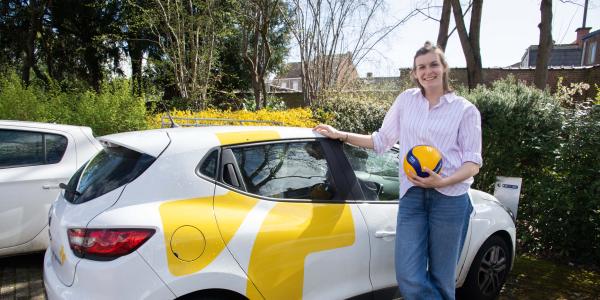 volleybalspeelster Marlies Janssens houdt volleybal vast bij Wit-Gele Kruis auto