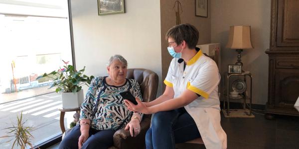 Koningin Mathilde belt met thuisverpleegkundige Celien Gadeyne van het Wit-Gele Kruis  