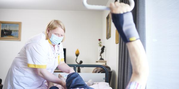 Wit-Gele Kruis verpleegkundige Ine tijdens de zorg