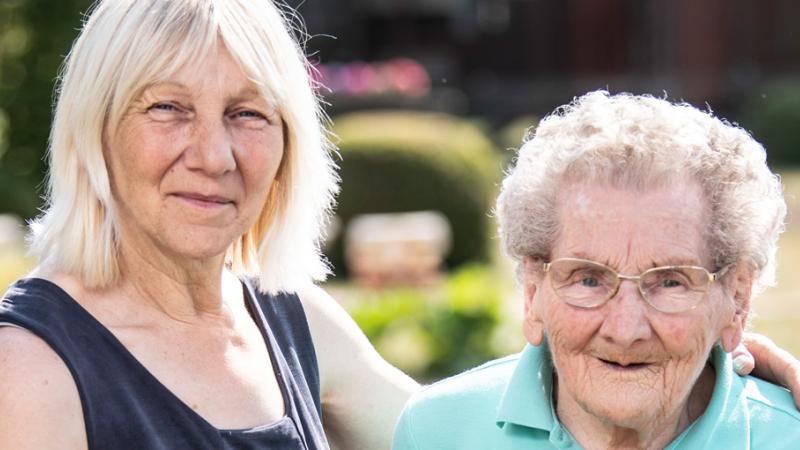Foto mantelzorger Frieda die voor haar 100-jarige mama zorgt