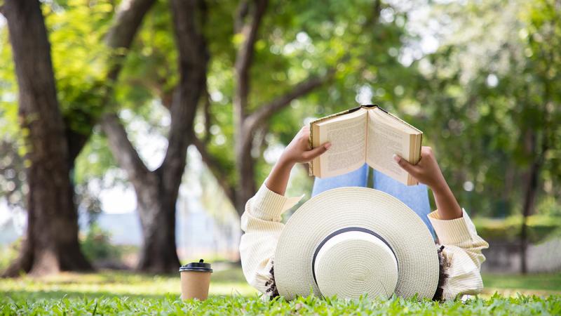 Foto vrouw die boek leest