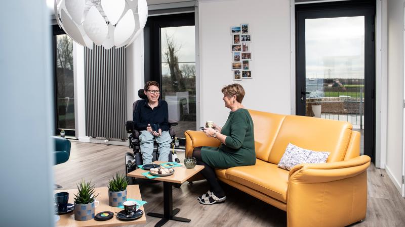 Charisse met mama Ria in haar kangoeroewoning Charisse deelt een kangoeroewoning met haar mama