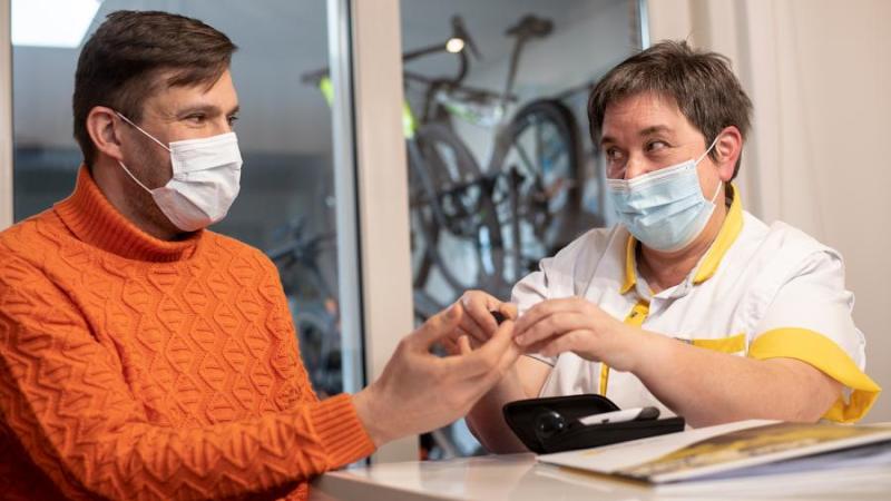 Foto diabeteseducator Elly en patiënt Hugo