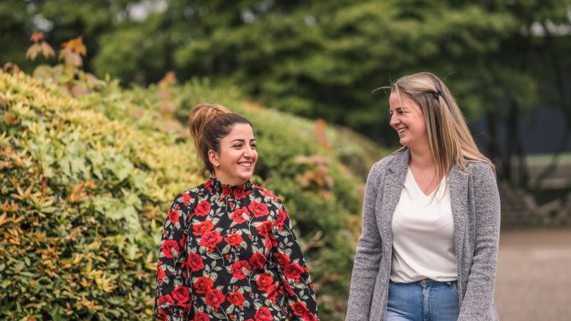 Verpleegkundige Ozgül en begeleider Daphne