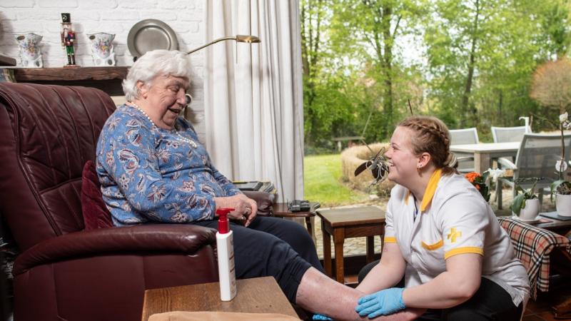 jobstudent verpleging verzorgt been van patiënt