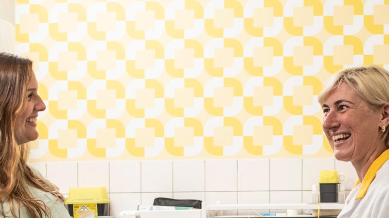 Lies en Sophie in de verpleegpost