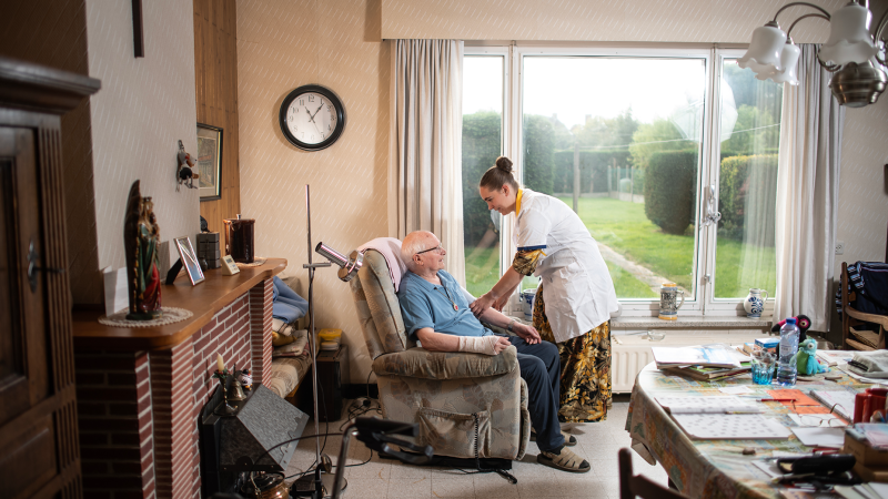 Foto Lucien met verpleegkundige Cléo