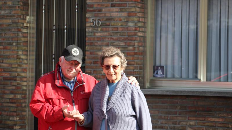 Foto Marc Bruyneel die voor zijn echtgenote Rita zorgt 