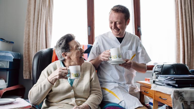 Maria en Ben genieten van een uitzonderlijke tas koffie. Het illustreert hun warme band.