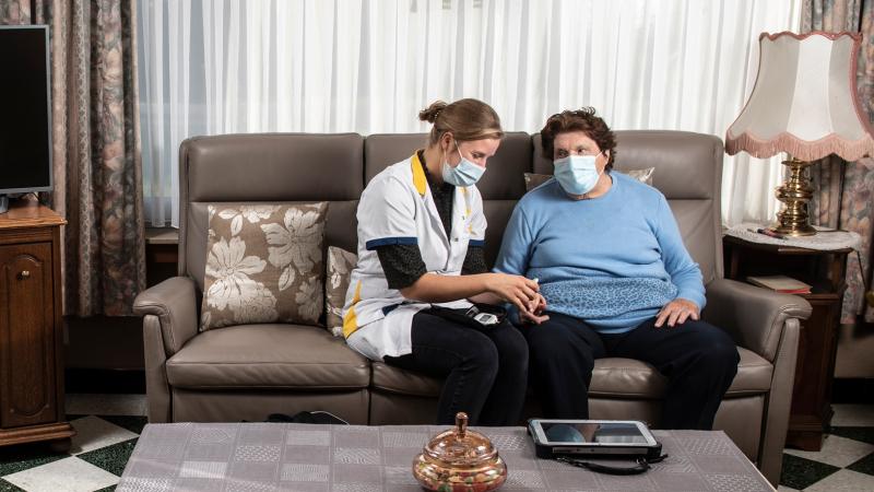 Jill en Martha hadden onmiddellijk een goede klik Foto verpleegkundige Jill voert diabeteszorg uit bij Martha