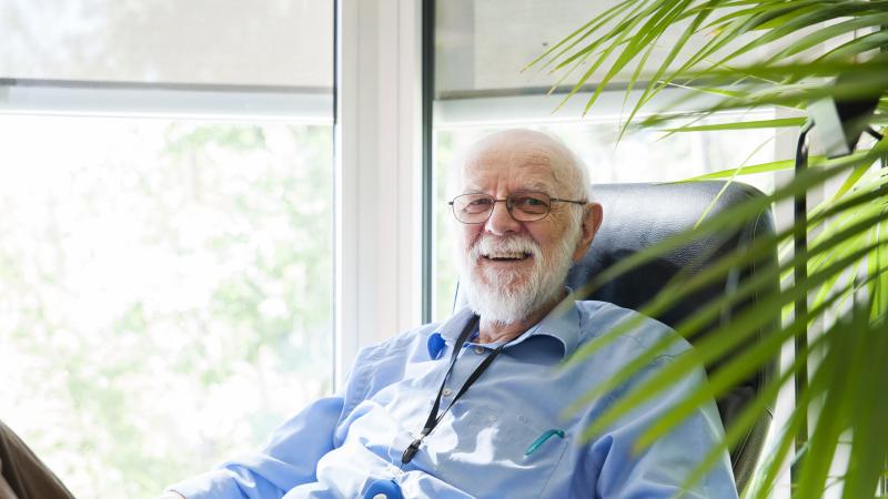Man met personenalarm