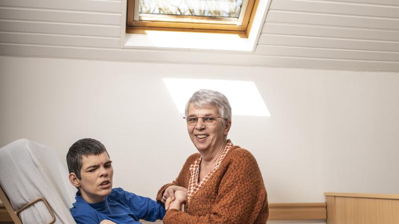 Foto: mantelzorger Rita houdt hand van dochter vast
