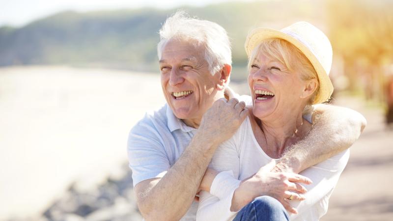 Oudere mensen genieten van zonnige dag