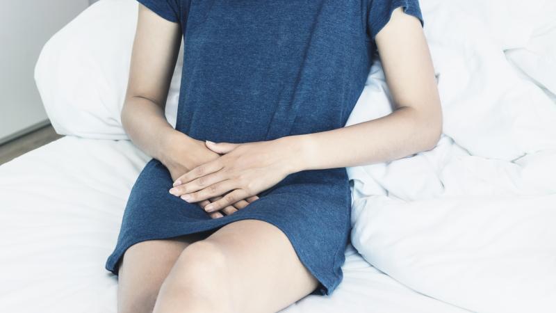 vrouw met buikpijn vrouw met buikpijn