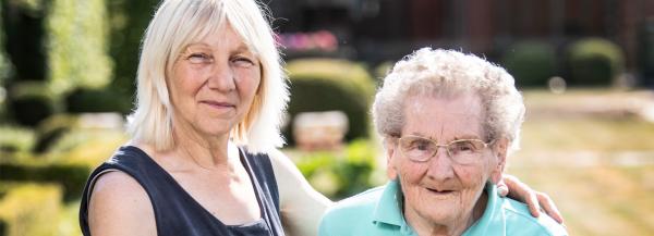Foto mantelzorger Frieda die voor haar 100-jarige mama zorgt