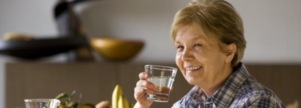 Foto van patiënt die water drinkt