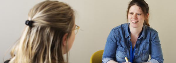 ombudsvrouw en patiënt in gesprek