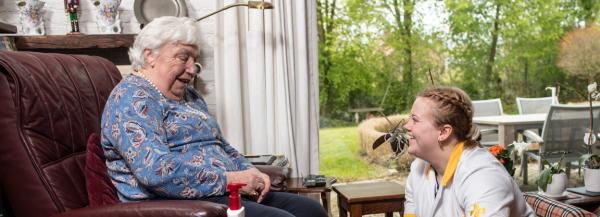 jobstudent verpleging verzorgt been van patiënt