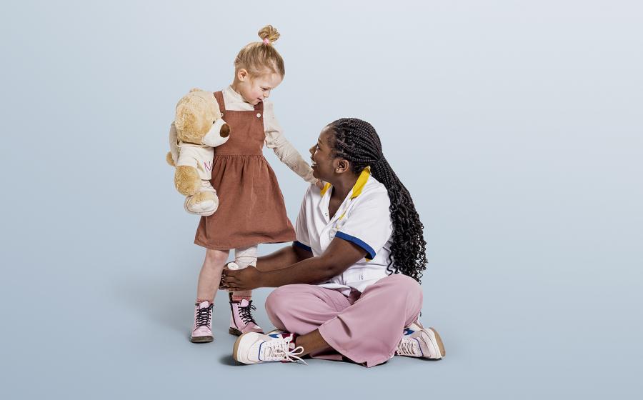 Ontdek je zorgstijl Foto verpleegkundige en kindje